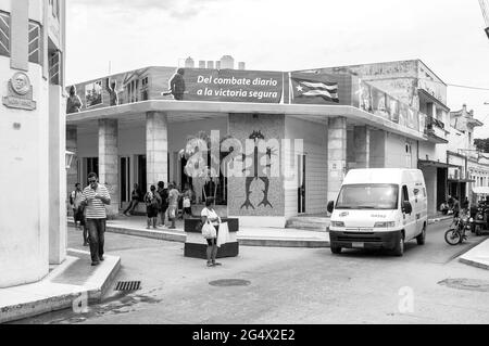 Lo slogan rivoluzionario, 'de Combat Diario a la victoria Segura', Santa Clara, Cuba Foto Stock