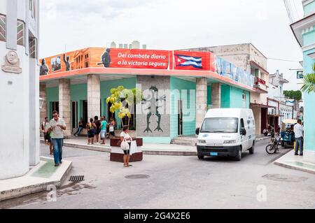 Lo slogan rivoluzionario, del Combat Diario a la victoria Segura, scritto su un piccolo edificio in un incrocio a 4 corsie a Cuba. Foto Stock