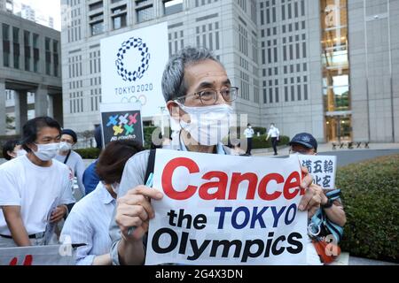 Tokyo, Giappone. 23 Giugno 2021. I manifestanti anti anti contro le Olimpiadi tengono cartelli per organizzare un rally di fronte all'ufficio del governo metropolitano di Tokyo mercoledì 23 giugno 2021. Centinaia di manifestanti hanno organizzato una manifestazione un mese prima dell'apertura dei Giochi olimpici di Tokyo 2020. Credit: Yoshio Tsunoda/AFLO/Alamy Live News Foto Stock