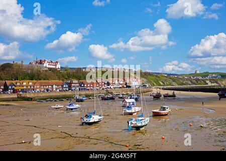 Barche a bassa marea al porto di Folkestone, Kent, Regno Unito Foto Stock