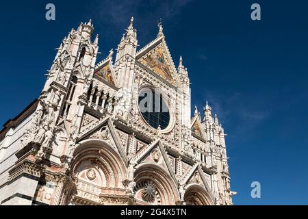 Italia, Provincia di Siena, Siena, facciata ornata del Duomo di Siena Foto Stock