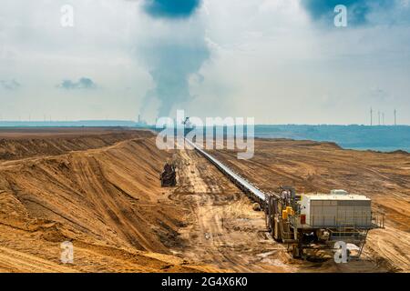 Germania, Nord Reno-Westfalia, nastro trasportatore lungo nella miniera di superficie Garzweiler Foto Stock