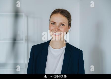 Donna d'affari mid adult sorridente Foto Stock