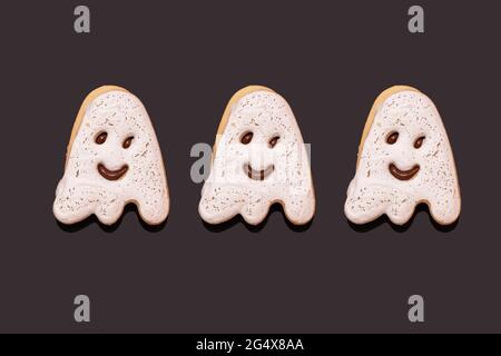 Studio di tre biscotti al cioccolato a forma di fantasma Foto Stock