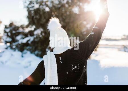 Donna in abiti caldi godendo di inverno Foto Stock