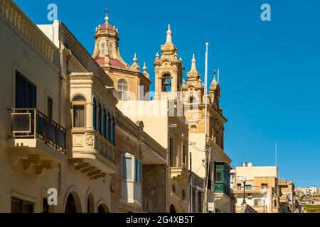 Campanile nella città vecchia durante il giorno di sole Gozo, Malta Foto Stock