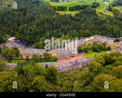 Regno Unito, Scozia, New Lanark, veduta aerea del villaggio storico sul fiume Clyde Foto Stock