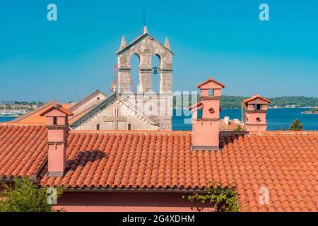 Antica chiesa e monastero di San Francesco con torre, Pola, Istria, Croazia Foto Stock