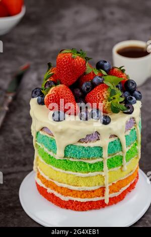 Deliziosa torta di frutti di bosco decorata con fragole fresche e mirtilli. Foto Stock