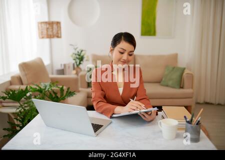 Concetto di persona di pensiero positivo Foto Stock