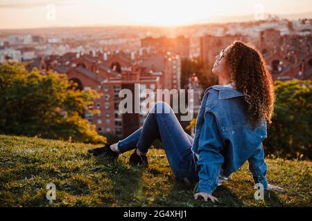 Giovane donna che trascorre il tempo libero nel parco Foto Stock
