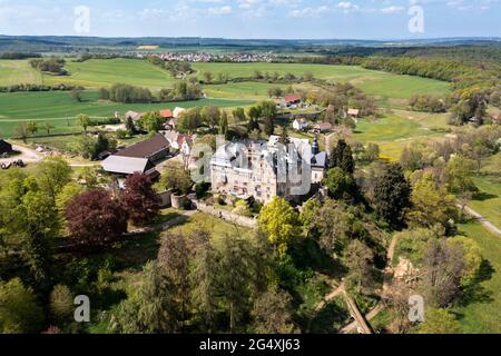 Vista del drone di Schloss Eisenbach in giornata di sole, Lauterbach, Hessen, Germania Foto Stock