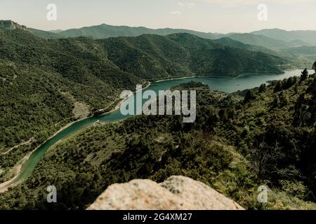 Bellissimo paesaggio sul lago durante il tramonto Foto Stock