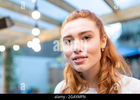 Giovane donna rossa al pub Foto Stock