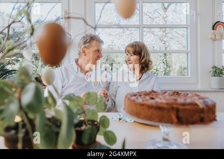 Coppia di calici di champagne durante la festa di Pasqua a casa Foto Stock