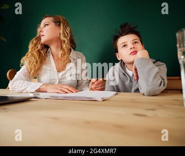 Madre e figlio che contemplano a casa Foto Stock