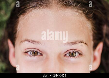 Ragazza con occhi di nocciolo Foto Stock