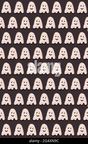 Modello di biscotti al cioccolato a forma di fantasma piatto su sfondo nero Foto Stock