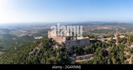 Spagna, Isole Baleari, Vista in elicottero del Santuario di Sant Salvador Foto Stock