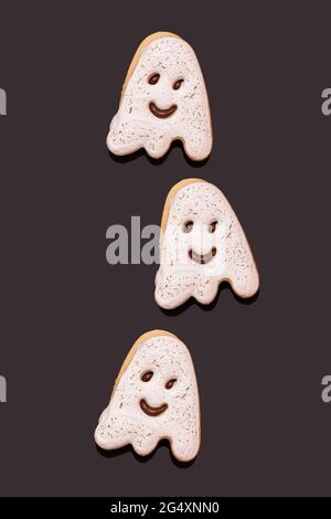 Studio di tre biscotti al cioccolato a forma di fantasma Foto Stock