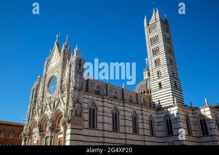 Italia, Toscana, Siena, cielo sereno sulla Cattedrale di Siena Foto Stock