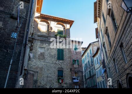 Italia, Toscana, Siena, basso angolo di vista di case storiche Foto Stock