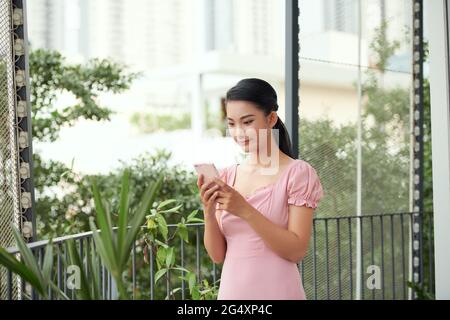 bella giovane donna turistica che usa uno smartphone durante una vacanza estiva Foto Stock