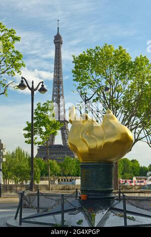 FRANCIA, PARIGI (75008), PLACE DE L'ALMA, FIAMMA DELLA LIBERTÀ E TORRE EIFFEL Foto Stock