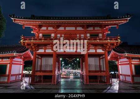 Al gate il santuario Yasaka in Gion, Kyoto Foto Stock