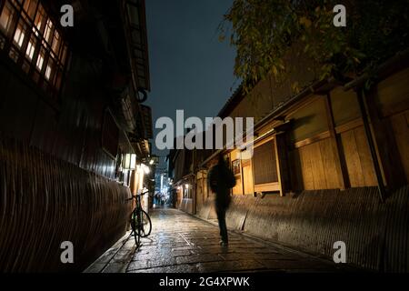 Una strada stretta tra case di legno a Kyoto, Giappone Foto Stock