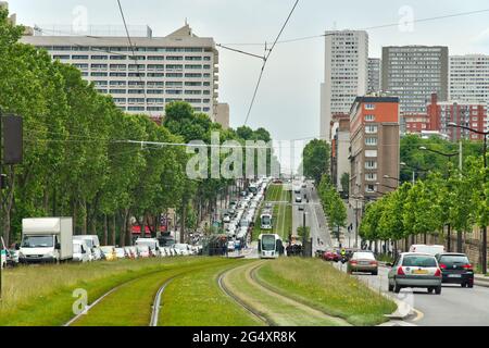 FRANCIA, PARIGI (75013), BOULEVARD DU GENERAL D'ARMEE JEAN SIMON E BOULEVARD MASSENA, LINEA TRANVIARIA T3A (TRAM DES MARECHAUX SUD) Foto Stock