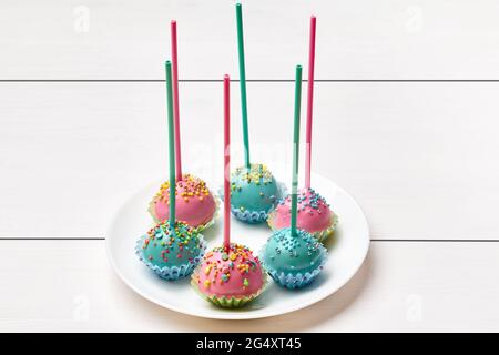 La torta si apre in smalto rosa e blu con coloratissimi spruzzi Foto Stock