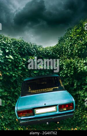 Misteriosa auto retrò Skoda abbandonata Foto Stock