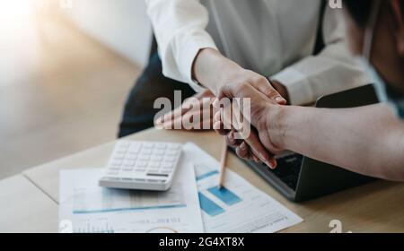 Commercialisti finanziari e marketing scuotendo la mano per congratularsi con le prestazioni immobiliari, business etiquette, congratulazioni, fusione e. Foto Stock