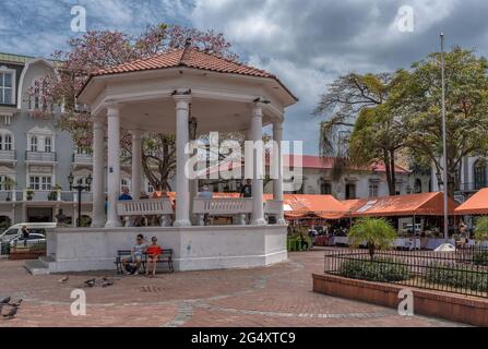 Gabbie di souvenir e il pavilion sulla Plaza de la Independencia, Casco Viejo, quartiere storico della città di Panama Foto Stock