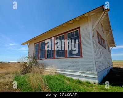 Una scuola abbandonata rimane in piedi in un campo agricolo nel sud-est di Washington, Stati Uniti Foto Stock