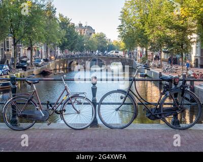 AMSTERDAM - 2 OTTOBRE: Parco ciclabile lungo il ponte sul canale nel quartiere a luci rosse di Amsterdam, Paesi Bassi, è stato preso il 2 ottobre 2105. Foto Stock