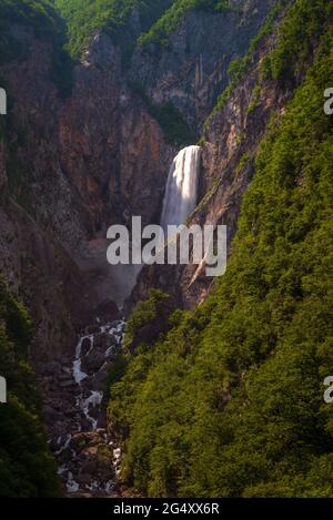 Splendida vista sulla cascata boka nel parco nazionale sloveno del Triglav. Il nome sloveno è Slap Boka. Questa è la cascata più alta del paese 144 MET Foto Stock