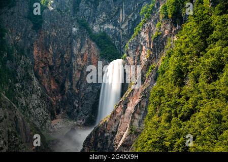 Splendida vista sulla cascata boka nel parco nazionale sloveno del Triglav. Il nome sloveno è Slap Boka. Questa è la cascata più alta del paese 144 MET Foto Stock