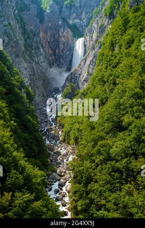 Splendida vista sulla cascata boka nel parco nazionale sloveno del Triglav. Il nome sloveno è Slap Boka. Questa è la cascata più alta del paese 144 MET Foto Stock