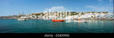 Barca da pesca greca nel porto di Mykonos Foto Stock