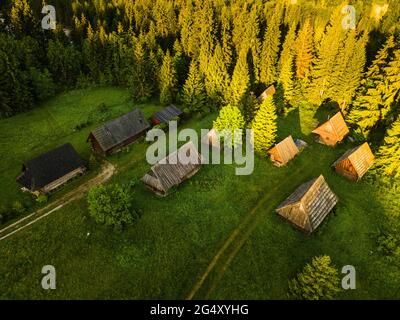 Tradizionali capanne in legno di legno presso l'Old Shepherd Hut Village a Jurgow, Podhale in Polonia. Foto Stock