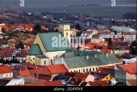 Piccola città in Slovacchia - Svaty Jur di notte Foto Stock