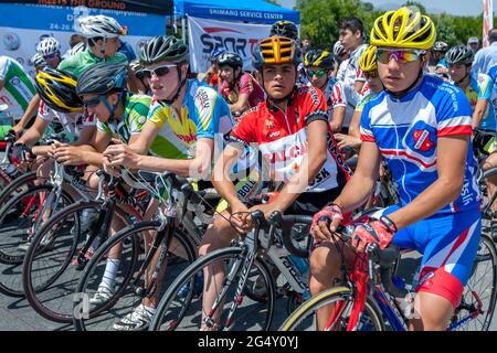 I giovani ciclisti maschili aspettano alla linea di partenza la loro corsa per iniziare durante i Campionati Turchi nazionali di ciclismo su strada a Denizli in Turchia. Foto Stock