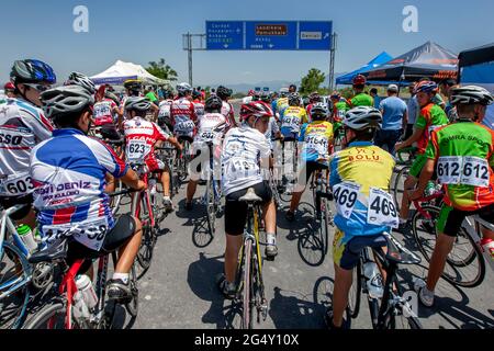 I giovani ciclisti maschili aspettano alla linea di partenza la loro corsa per iniziare durante i Campionati Turchi nazionali di ciclismo su strada a Denizli in Turchia. Foto Stock