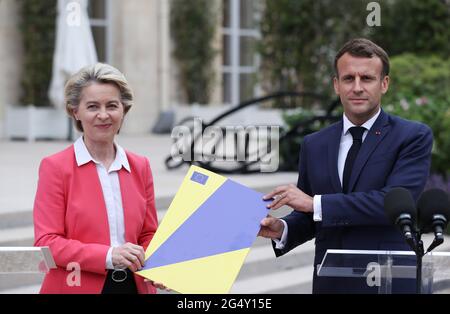 Parigi, Francia. 23 Giugno 2021. Il presidente francese Emmanuel Macron (R) e il presidente della Commissione europea Ursula von der Leyen partecipano a una conferenza stampa al Palazzo Elysee a Parigi il 23 giugno 2021. Mercoledì il presidente della Commissione europea Ursula von der Leyen ha chiuso la prima tappa della sua visita in 12 membri dell'UE che hanno approvato i loro piani nazionali di ripresa. A Parigi, Ursula von der Leyen ha annunciato che la Francia riceverà 39.4 miliardi di euro in sovvenzioni. Credit: Gao Jing/Xinhua/Alamy Live News Foto Stock