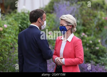 Parigi, Francia. 23 Giugno 2021. Il presidente francese Emmanuel Macron (L) dà il benvenuto al presidente della Commissione europea Ursula von der Leyen al Palazzo Elysee a Parigi il 23 giugno 2021. Mercoledì il presidente della Commissione europea Ursula von der Leyen ha chiuso la prima tappa della sua visita in 12 membri dell'UE che hanno approvato i loro piani nazionali di ripresa. A Parigi, Ursula von der Leyen ha annunciato che la Francia riceverà 39.4 miliardi di euro in sovvenzioni. Credit: Gao Jing/Xinhua/Alamy Live News Foto Stock