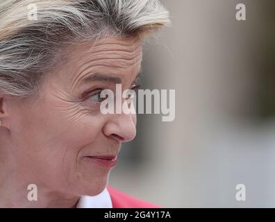 Parigi, Francia. 23 Giugno 2021. Il presidente della Commissione europea Ursula von der Leyen partecipa a una conferenza stampa al Palazzo Elysee a Parigi il 23 giugno 2021. Mercoledì il presidente della Commissione europea Ursula von der Leyen ha chiuso la prima tappa della sua visita in 12 membri dell'UE che hanno approvato i loro piani nazionali di ripresa. A Parigi, Ursula von der Leyen ha annunciato che la Francia riceverà 39.4 miliardi di euro in sovvenzioni. Credit: Gao Jing/Xinhua/Alamy Live News Foto Stock