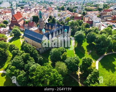 Castello di Ksiaz e skyline di Olesnica. Vista drone. Bassa Slesia in Polonia. Foto Stock