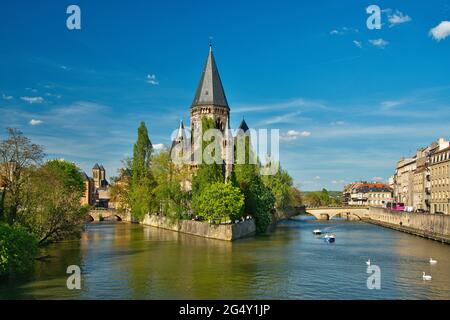 FRANCIA, MOSELLA (57), METZ, TEMPIO NEUF SULL'ISOLA PETIT-SAULCY E MOSELLA FIUME Foto Stock